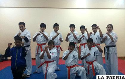 Deportistas que asistieron a Sucre para el nacional Open de karate