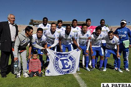 El equipo de Deportivo Escara junto a su entrenador Ramón Serrano