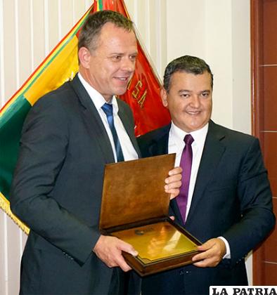 Christian Schilling recibió la condecoración de la 
Confederación de Empresarios Privados de Bolivia /Extend
