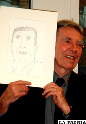 Jean Pierre Sauvage mostrando su retrato /Javier Claure