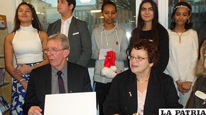 Jean Pierre Sauvage junto a su esposa Carmen Sauvage y alumnos del Colegio Multicultural Rinkeby /(Estocolmo- Suecia)