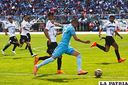 Juan Carlos Arce se apresta a rematar, fue autor del segundo gol /apg