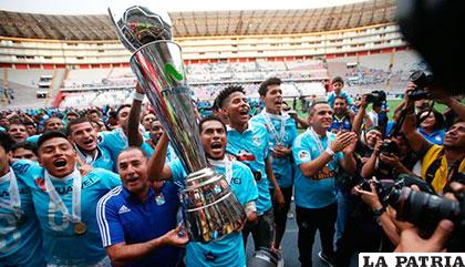 El festejo del equipo campeón del Descentralizado