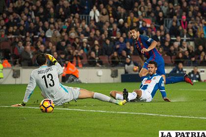 Suárez marcó el primero de Barcelona que venció 4-1 al Espanyol /AS.COM