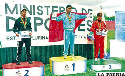Medalla de oro en 5 mil y 10 mil en los Juegos Estudiantiles
