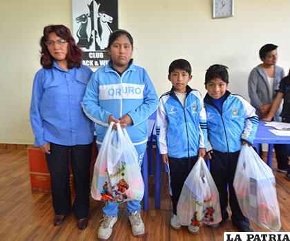 Gutiérrez junto a los ganadores en infantil damas