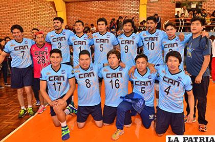 Integrantes de CAN, flamantes campeones de voleibol