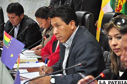 Gonzalo Choque Huanca (centro) informa del receso legislativo /Archivo