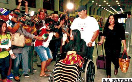Ximena Suárez llegó en silla de ruedas y fue esperada por una gran cantidad de medios /ANF