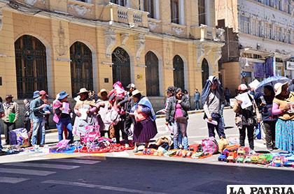 Feriantes vendieron sus productos en la plaza principal, en señal de protesta
