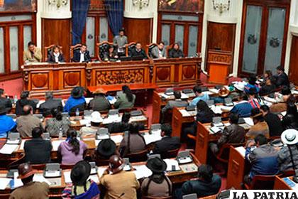 Los parlamentarios opositores votaron en blanco /boliviaentusmanos.com