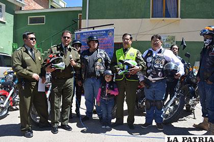 Autoridades policiales y miembros del grupo de motoqueros que organizan esta campaña vial