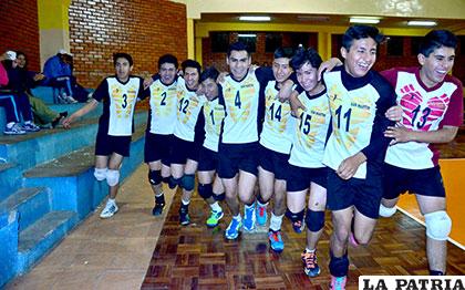 Los jugadores de San Martín festejan el título con la vuelta olímpica