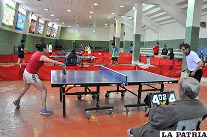 La pasión por el tenis de mesa de muchos deportistas en Oruro