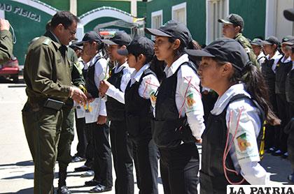 El comandante de Policía, coronel Ramiro Cuba, entrega los certificados a las brigadistas escolares