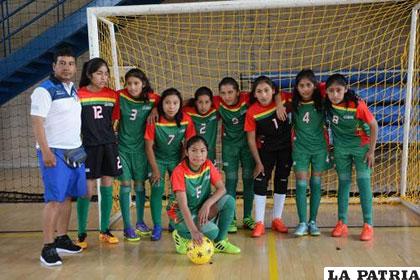 El equipo del colegio Nacional Bolivia en el torneo que se realizó en Colombia