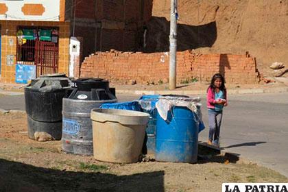 En Sucre se instalaron turriles y tanques de agua para abastecer a la población