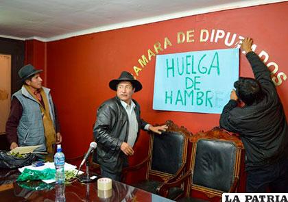 Rafael Quispe (centro) instala huelga de hambre pidiendo que Achacollo sea incluida en juicio por el Fondioc /eldiario.net