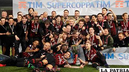 Los jugadores del Milan con el trofeo de campeón de la Supercopa