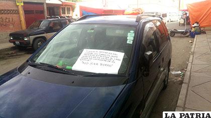 Algunos vecinos molestos colocaron carteles en los parabrisas de los coches parqueados en lugar inadecuado