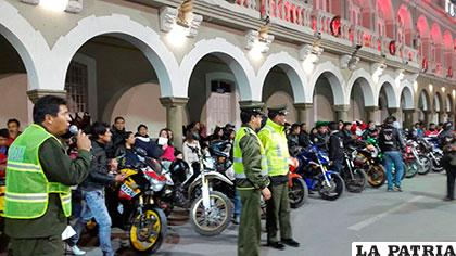 Autoridades policiales al concluir la caravana en la plaza 
