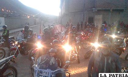Los motociclistas al momento de iniciar la caravana