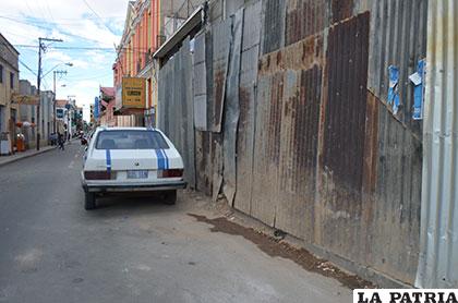 Las calaminas obstruyen la acera y los peatones no pueden pasar ni por la calzada por el coche estacionado