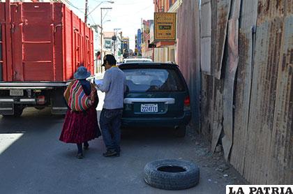 Los transeúntes deben arriesgar su integridad por culpa del auto verde