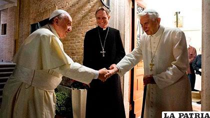 El Papa Francisco (Izq.) saluda a Benedicto XVI