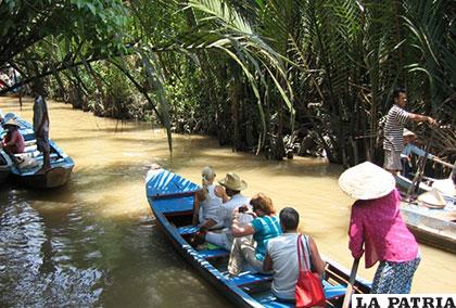 Turistas pasean en el Río Mekong en el Sur de Vietnam