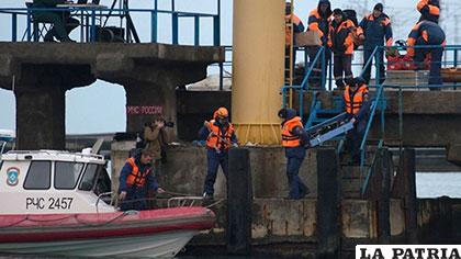 Miembros de los servicios de rescate rusos participaron en la búsqueda de los restos del avión /minuto30.com