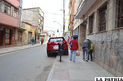 El infractor parqueó en la calle Cochabamba entre 6 de Octubre y Potosí