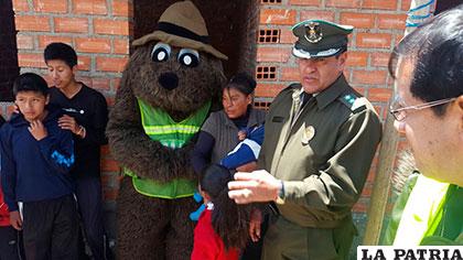 La familia beneficiaria junto al comandante de la Policía en Oruro, coronel Ramiro Cuba y a 