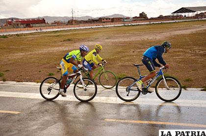 Ciclistas en plena competencia a pesar de la lluvia