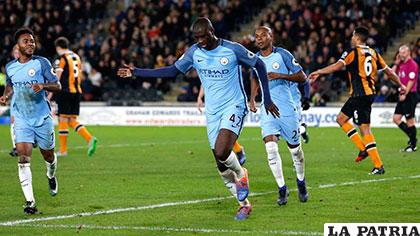 Yaya Toure del Manchester City anotó de penal a un cuarto de hora del final del partido ante Hull Vity /lavanguardia.com