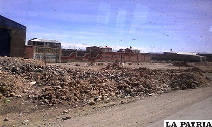 Existe gran cantidad de escombros botados en las laderas de la avenida de Circunvalación /Archivo