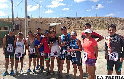 Atletas que practican el triatlón en Oruro