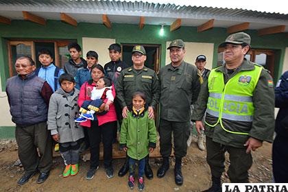 La familia Ancasi junto a las autoridades policiales