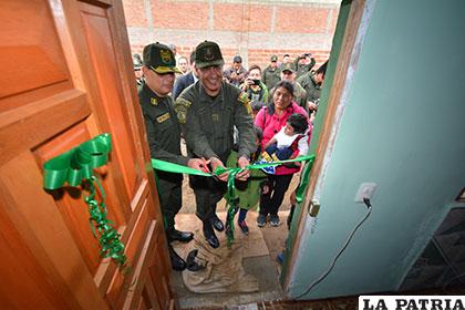 Cortan la cinta de una de las habitaciones refaccionadas