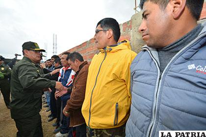 El general Salazar agradeciendo por el trabajo a los policías que se vistieron se albañiles para esta labor social