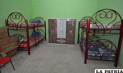 Los cuartos nuevos con las camas y muebles también nuevos