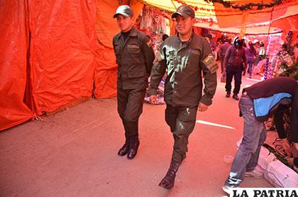 El patrullaje de los uniformados en la feria de Navidad /Archivo