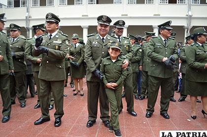 Una feliz y orgullosa niña felicita a su padre