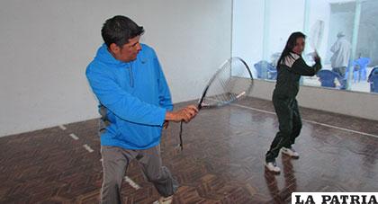 Luis Copa en el entrenamiento adecuado para el revés