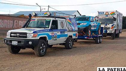 El coche de Maldonado (centro) es transportado por su gente de auxilio /DAKAR.COM