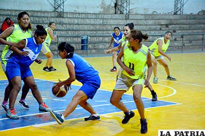 Rosmery Alá, de Corque, con el balón en mano