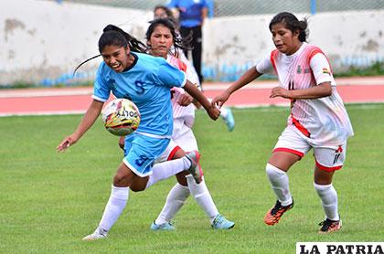 Sandra Vásquez, de Oruro, avanza con el balón
