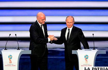 Gianni Infantino, presidente de la FIFA, junto a Vladímir Putin, 
presidente ruso