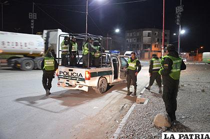 Funcionarios policiales resguardaron la seguridad de la ciudadanía la noche del viernes 