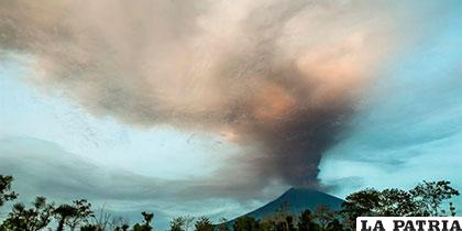 Erupción de volcán Agung, en la isla indonesia de Bali